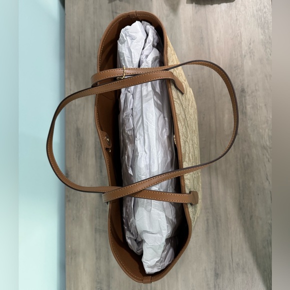 Coach City Tote in Signature Canvas - Picture 3 of 4